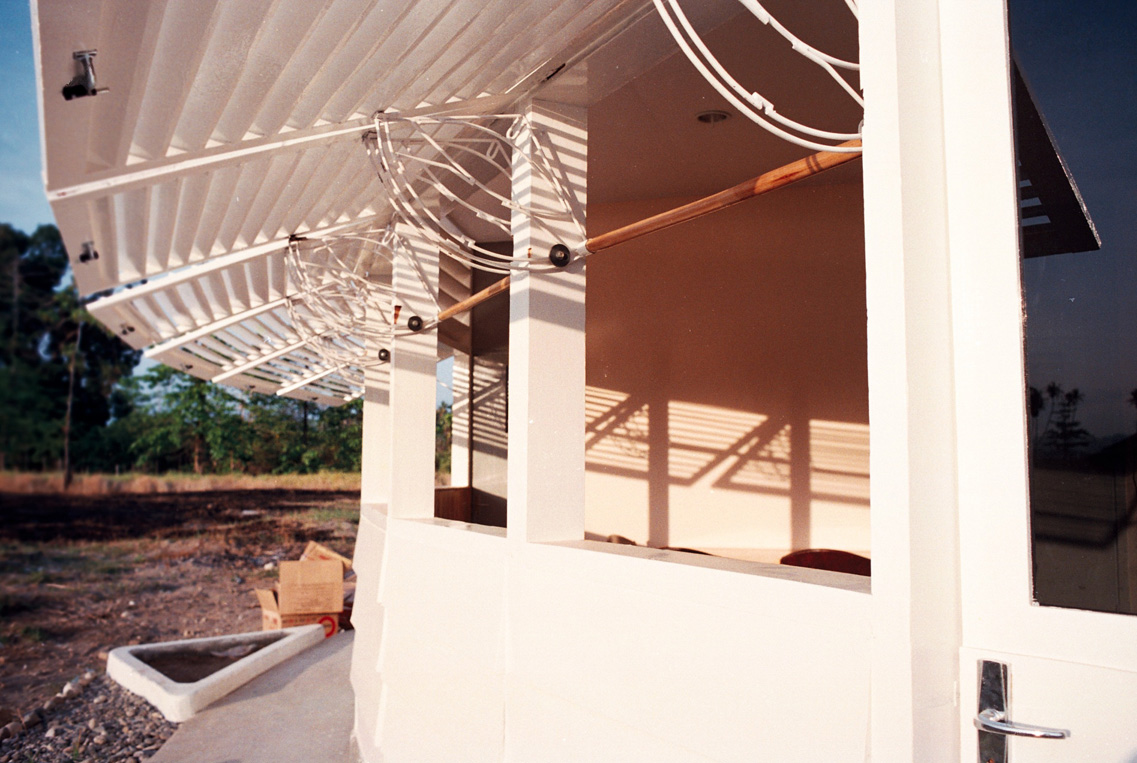 Volets ouverts dans salon courbe