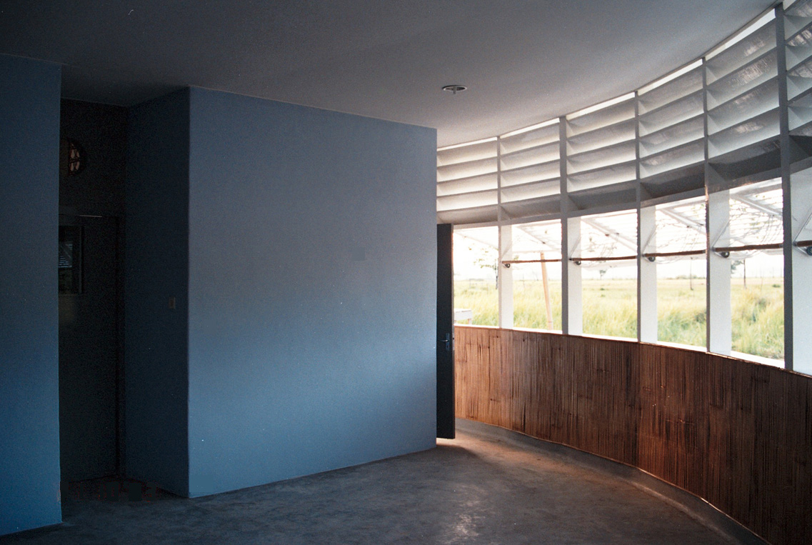 Murs bleus dans séjour exposé au soleil levant Pagi Pagi