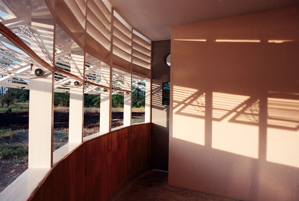 Salon exposé au soleil couchant par architecte