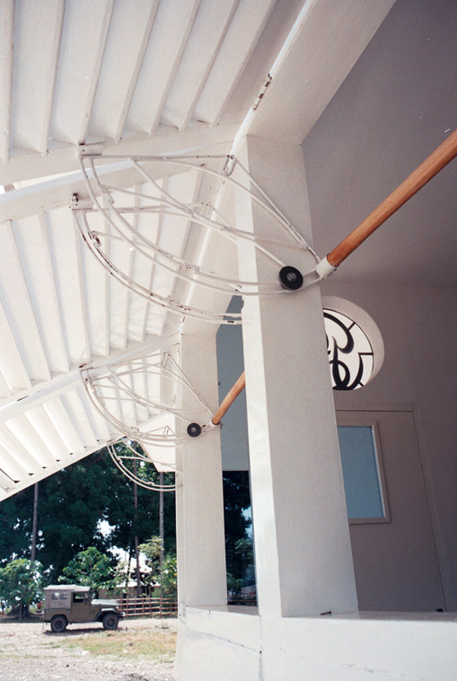 Détail système d'ouverture des volets bois, métal et rotin