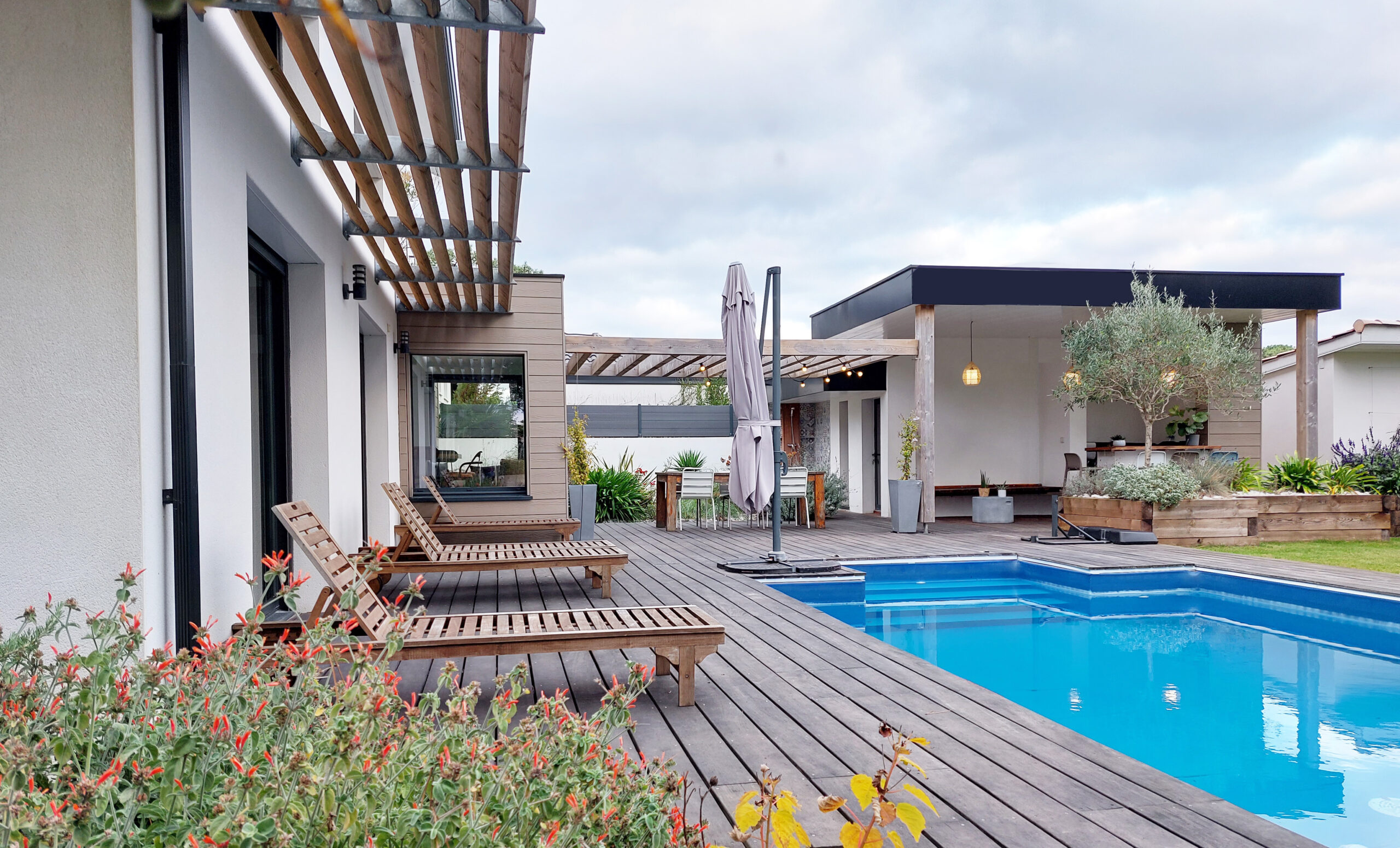 Terrasse bois maison neuve dans les Landes