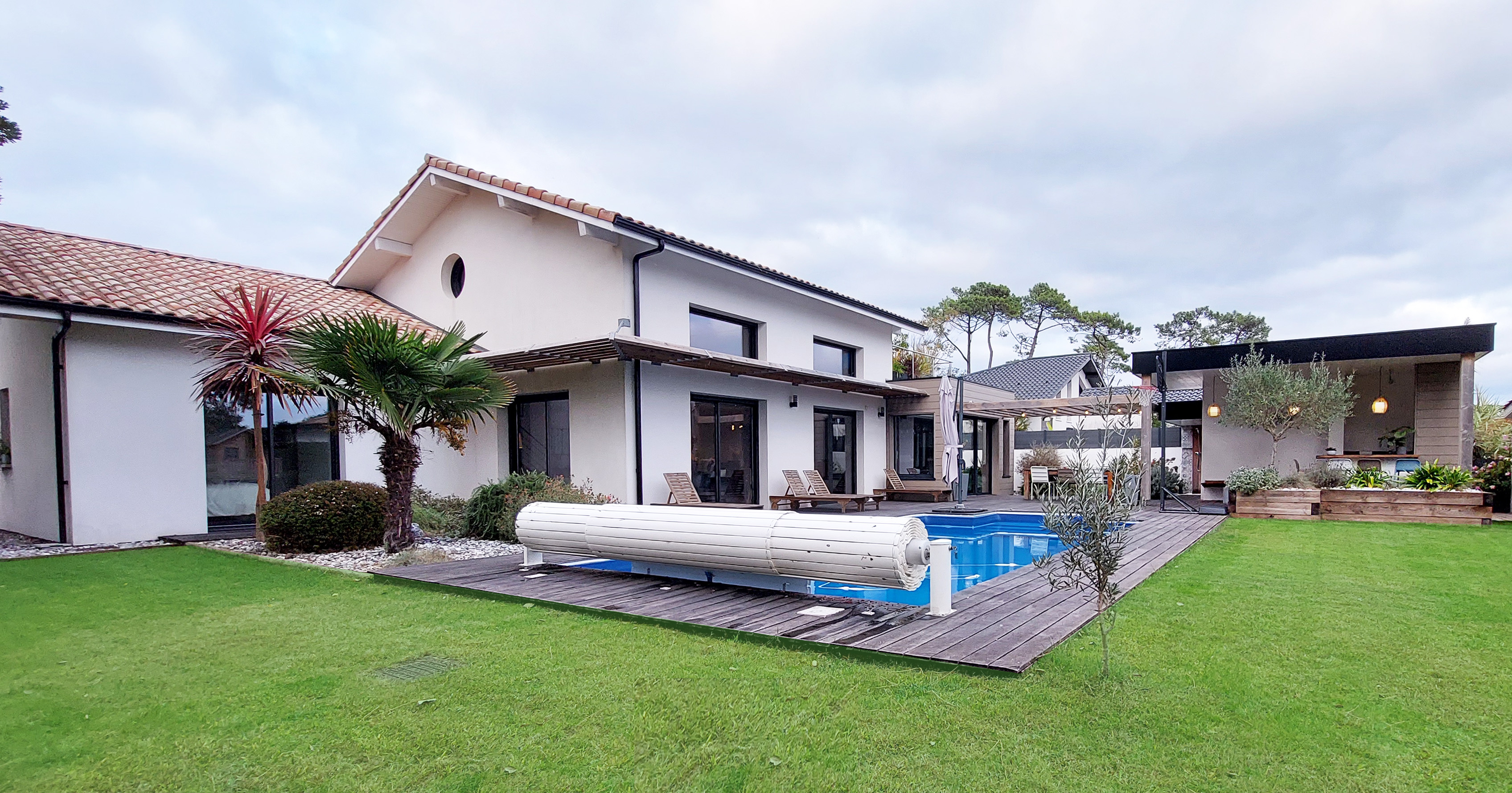 Vue d'ensemble maison avec piscine et pool House